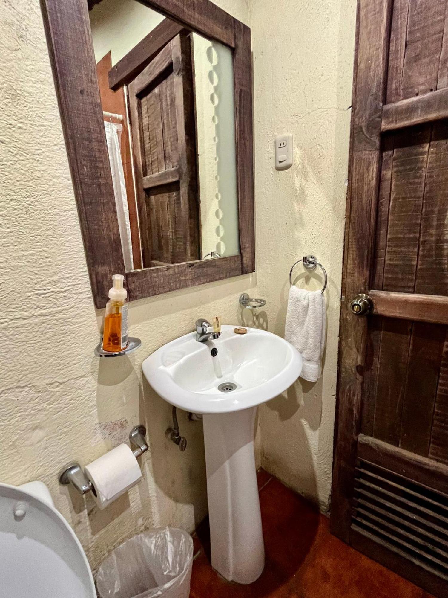 Hostal Antigueeno Antigua Екстер'єр фото